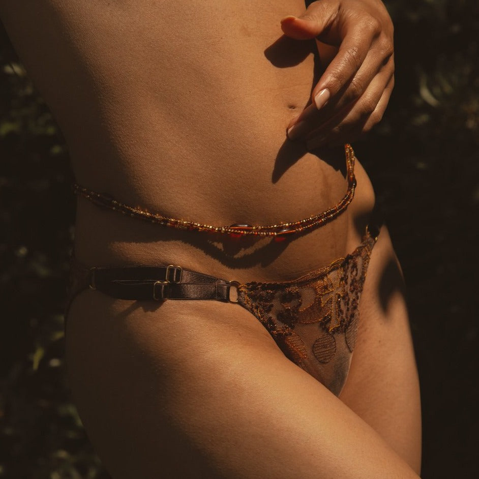 IHUOMA_AMBER_WAISTBEADS_MODEL_SIDE